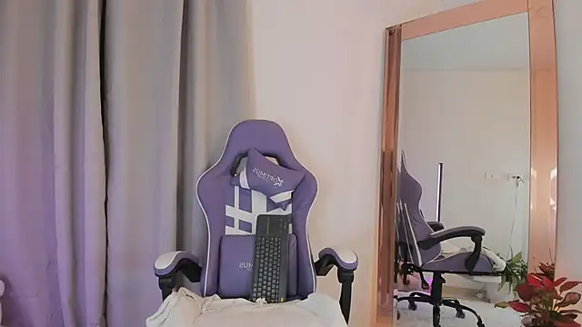 roxie gates  online show from 02-01-26, 02:54