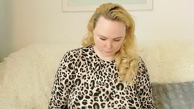 Snapshot of Sarah4you chatting on 05-16-26, 01:21 Sarah4you online show from 05-16-26, 01:21