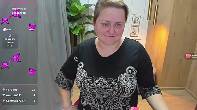 Snapshot of ScarlettSoft chatting on 12-17-24, 12:00 ScarlettSoft online show from 12-17-24, 12:00