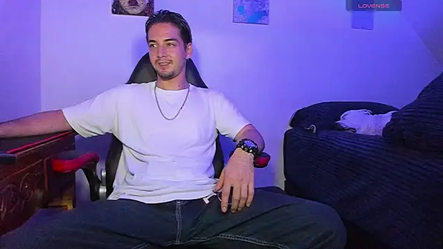 Snapshot of Alex_smith00 chatting on 01-13-25, 01:45 Alex smith00 online show from 01-13-25, 01:45