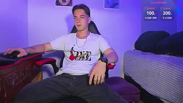 Snapshot of Alex_smith00 chatting on 02-23-25, 01:35 Alex smith00 online show from 02-23-25, 01:35