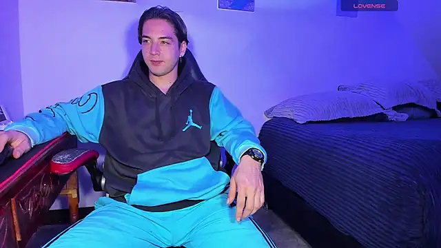 Snapshot of Alex_smith00 chatting on 09-18-25, 02:02 Alex smith00 online show from 09-18-25, 02:02