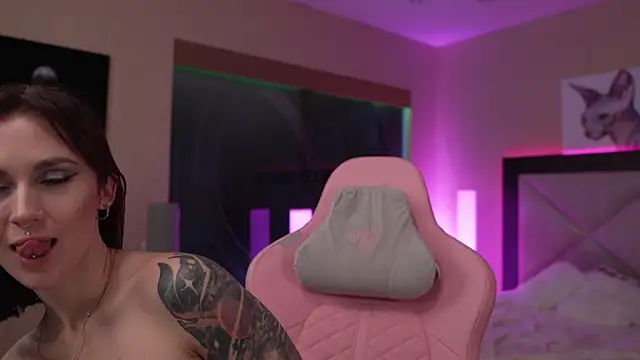 GirlGogo online show from 12-15-24, 01:57