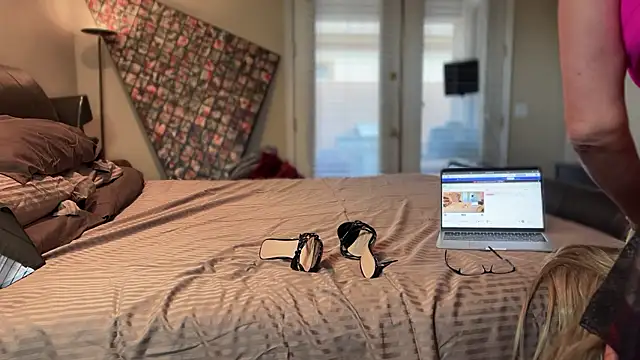 Snapshot of My_secret01 chatting on 01-27-25, 11:22 My secret01 online show from 01-27-25, 11:22