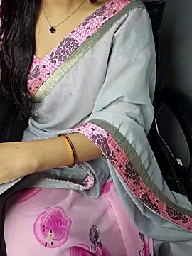 Snapshot of aliyaah_singh chatting on 10-28-25, 05:48 aliyaah singh online show from 10-28-25, 05:48