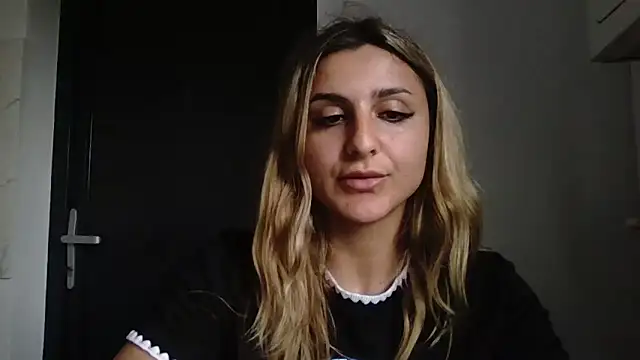 Snapshot of NicolePlay chatting on 06-03-26, 01:36 NicolePlay online show from 06-03-26, 01:36