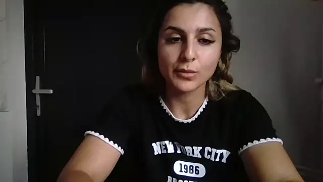 Snapshot of NicolePlay chatting on 06-03-26, 02:33 NicolePlay online show from 06-03-26, 02:33