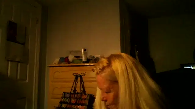 Snapshot of XTRAHORNYONE chatting on 09-30-25, 01:43 XTRAHORNYONE online show from 09-30-25, 01:43