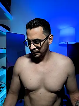 Snapshot of towers_j chatting on 12-17-25, 10:38 towers j online show from 12-17-25, 10:38