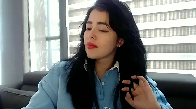 Snapshot of Aleska__Bell chatting on 02-04-25, 04:29 Aleska Bell online show from 02-04-25, 04:29