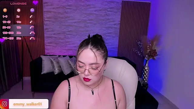 Snapshot of emmy_walker chatting on 12-15-25, 11:03 emmy walker online show from 12-15-25, 11:03