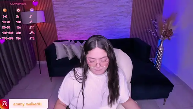 Snapshot of emmy_walker chatting on 12-17-25, 11:05 emmy walker online show from 12-17-25, 11:05