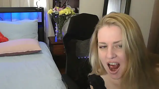 HollieBim online show from 01-20-25, 03:18