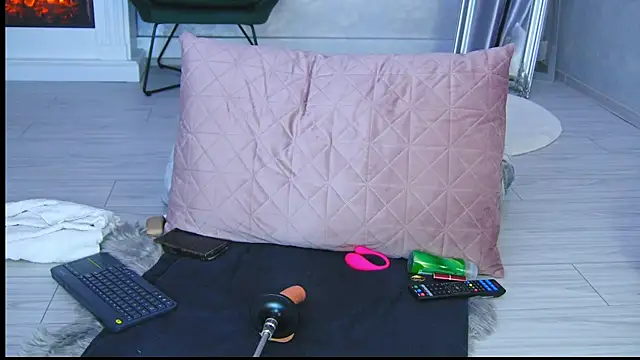 Snapshot of Michelle90u chatting on 11-09-25, 09:35 Michelle90u online show from 11-09-25, 09:35