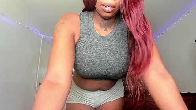 Snapshot of SashaMalone chatting on 12-17-25, 04:35 SashaMalone online show from 12-17-25, 04:35