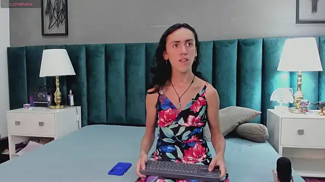 Snapshot of Karol_fenixx chatting on 01-21-25, 09:57 Karol fenixx online show from 01-21-25, 09:57