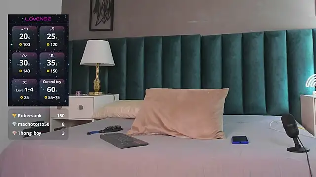 Snapshot of Karol_fenixx chatting on 02-08-25, 01:01 Karol fenixx online show from 02-08-25, 01:01