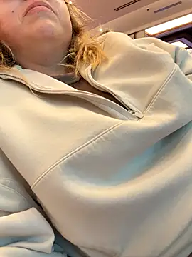 Snapshot of Blueskiiis3 chatting on 10-05-25, 02:43 Blueskiiis3 online show from 10-05-25, 02:43