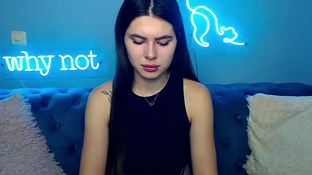 Snapshot of ViollinaLove chatting on 10-13-25, 04:45 ViollinaLove online show from 10-13-25, 04:45