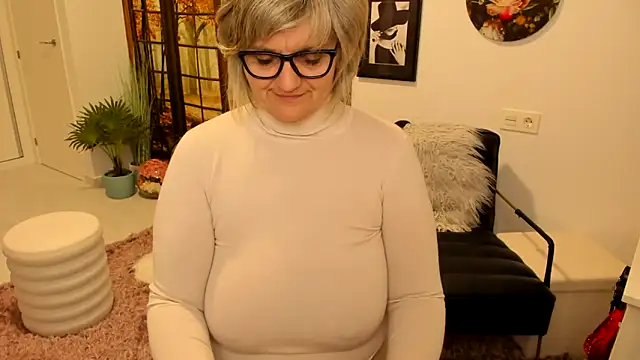 Snapshot of Milf-Ella chatting on 03-03-25, 06:44 Milf-Ella online show from 03-03-25, 06:44