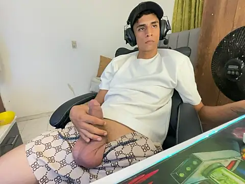 Snapshot of Max_TheHorseDick chatting on 01-02-25, 05:46 Max TheHorseDick online show from 01-02-25, 05:46