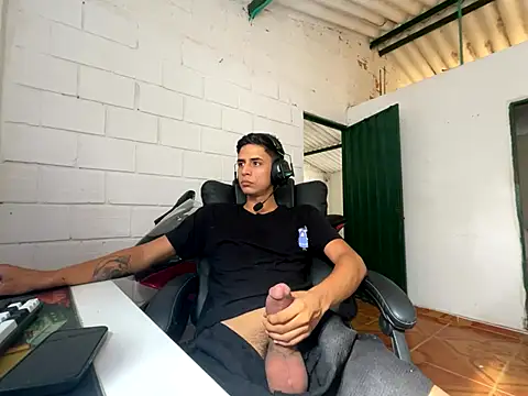 Snapshot of Max_TheHorseDick chatting on 09-10-25, 01:44 Max TheHorseDick online show from 09-10-25, 01:44