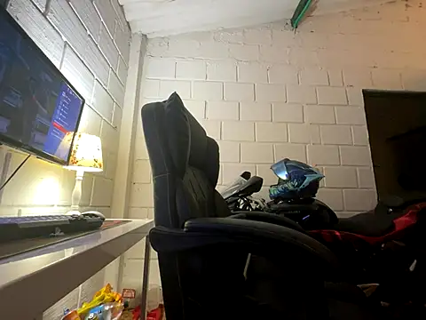 Snapshot of Max_TheHorseDick chatting on 09-16-25, 03:51 Max TheHorseDick online show from 09-16-25, 03:51