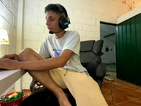 Snapshot of Max_TheHorseDick chatting on 09-25-25, 02:48 Max TheHorseDick online show from 09-25-25, 02:48