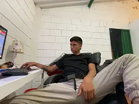 Snapshot of Max_TheHorseDick chatting on 10-03-25, 12:40 Max TheHorseDick online show from 10-03-25, 12:40