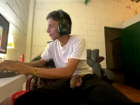 Snapshot of Max_TheHorseDick chatting on 11-11-25, 03:06 Max TheHorseDick online show from 11-11-25, 03:06