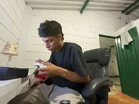 Snapshot of Max_TheHorseDick chatting on 11-24-25, 01:38 Max TheHorseDick online show from 11-24-25, 01:38