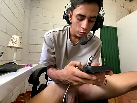 Snapshot of Max_TheHorseDick chatting on 11-26-25, 03:57 Max TheHorseDick online show from 11-26-25, 03:57