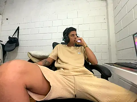 Snapshot of Max_TheHorseDick chatting on 11-30-25, 01:31 Max TheHorseDick online show from 11-30-25, 01:31