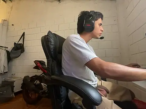 Snapshot of Max_TheHorseDick chatting on 11-30-25, 04:00 Max TheHorseDick online show from 11-30-25, 04:00