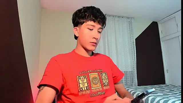 Snapshot of tom_Howard chatting on 06-19-26, 01:10 tom Howard online show from 06-19-26, 01:10