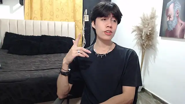 Snapshot of Elio-cam chatting on 05-08-26, 01:11 Elio-cam online show from 05-08-26, 01:11