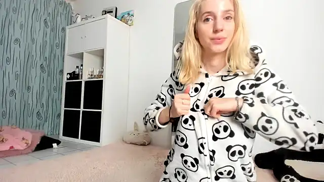 KenzieDawton online show from 10-11-25, 06:12