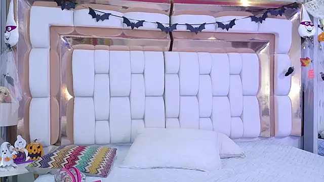 Snapshot of sexysistter chatting on 10-11-25, 12:26 sexysistter online show from 10-11-25, 12:26