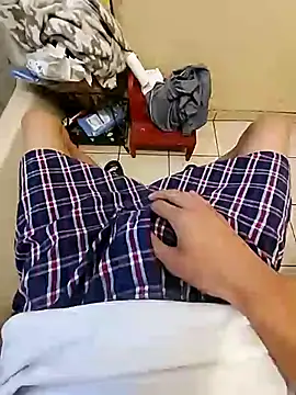 Snapshot of Bigstiffyuh chatting on 10-25-25, 10:15 Bigstiffyuh online show from 10-25-25, 10:15