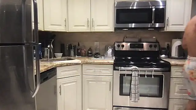 BigGuyMuscle online show from 09-28-25, 05:40