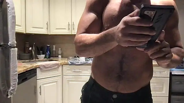 Snapshot of BigGuyMuscle chatting on 06-07-26, 01:10 BigGuyMuscle online show from 06-07-26, 01:10