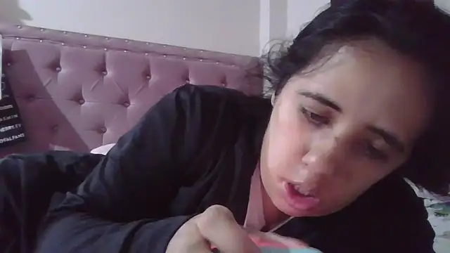 Snapshot of annarose19 chatting on 11-28-25, 11:18 annarose19 online show from 11-28-25, 11:18