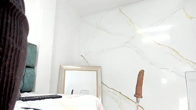 IsiisLovei online show from 10-15-25, 02:39