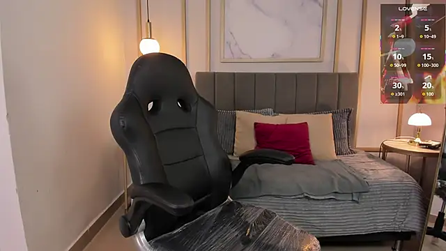 Holly madison  online show from 04-22-26, 01:12