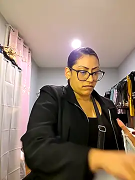 Snapshot of Nikkierosee chatting on 02-16-26, 11:45 Nikkierosee online show from 02-16-26, 11:45