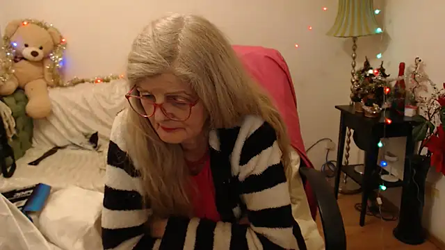 Snapshot of BlairFort chatting on 12-14-24, 04:20 BlairFort online show from 12-14-24, 04:20