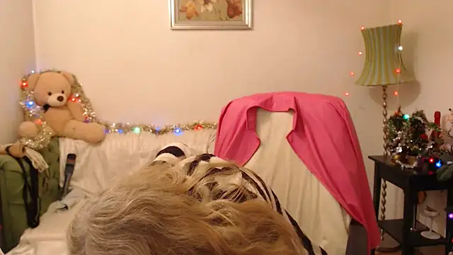 Snapshot of BlairFort chatting on 12-28-24, 03:48 BlairFort online show from 12-28-24, 03:48