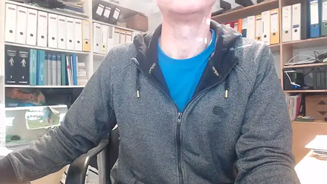 Snapshot of CMNM_Nbg chatting on 12-18-25, 11:05 CMNM Nbg online show from 12-18-25, 11:05