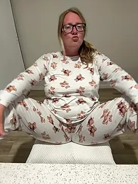 Lizzyloo online show from 02-24-26, 03:15