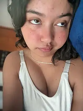 Snapshot of Peach_Girll chatting on 05-08-26, 03:28 Peach Girll online show from 05-08-26, 03:28